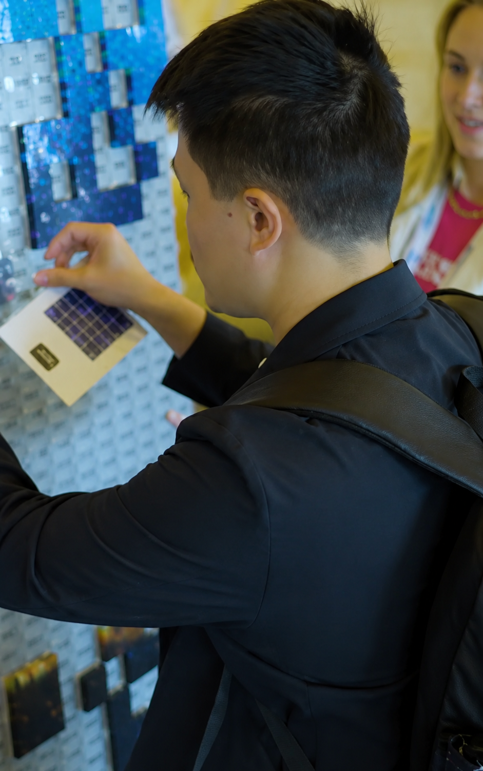 An attendee placing a build section onto the SAS Innovate mosaic